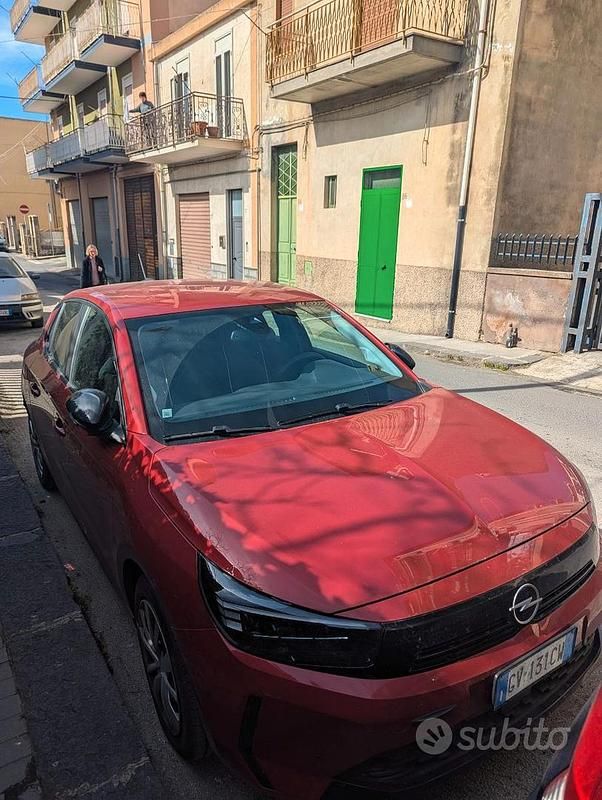 Używany Opel Corsa 75 KM (55 kW) 2024 Czerwony Sedan/Limuzyna