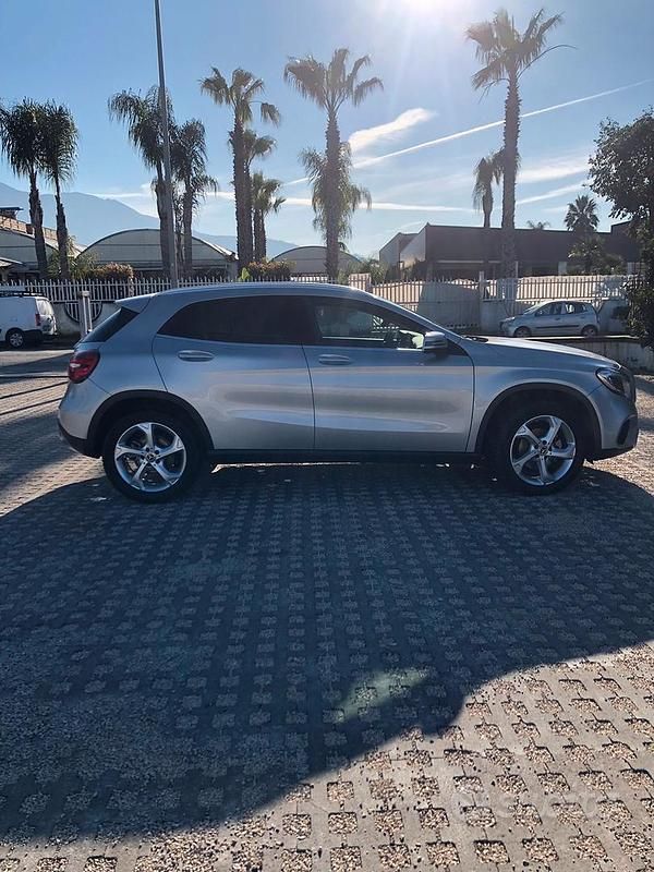 Usata Mercedes GLA200 136 CV (100 kW) 2017 Grigio SUV
