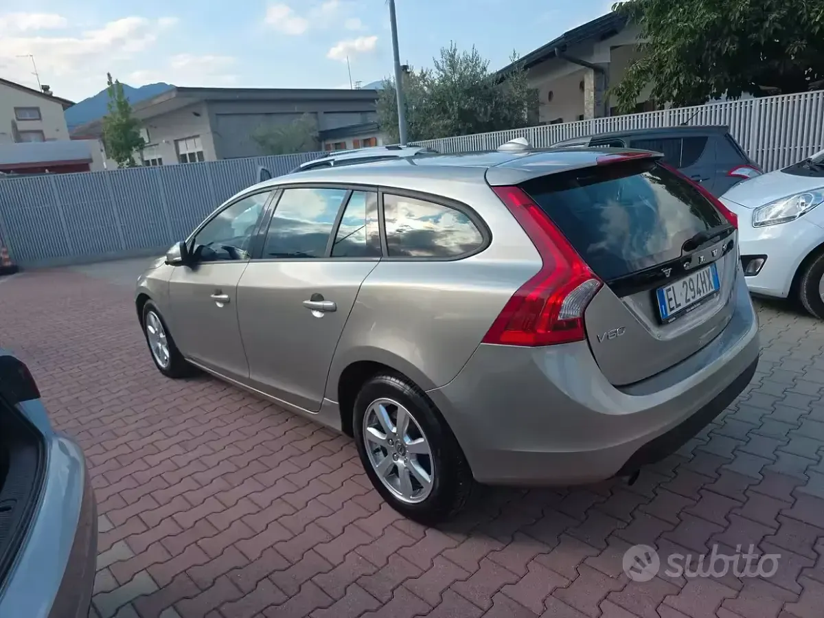 Usata Volvo V60 115 CV (84 kW) 2012 Giallo Station wagon