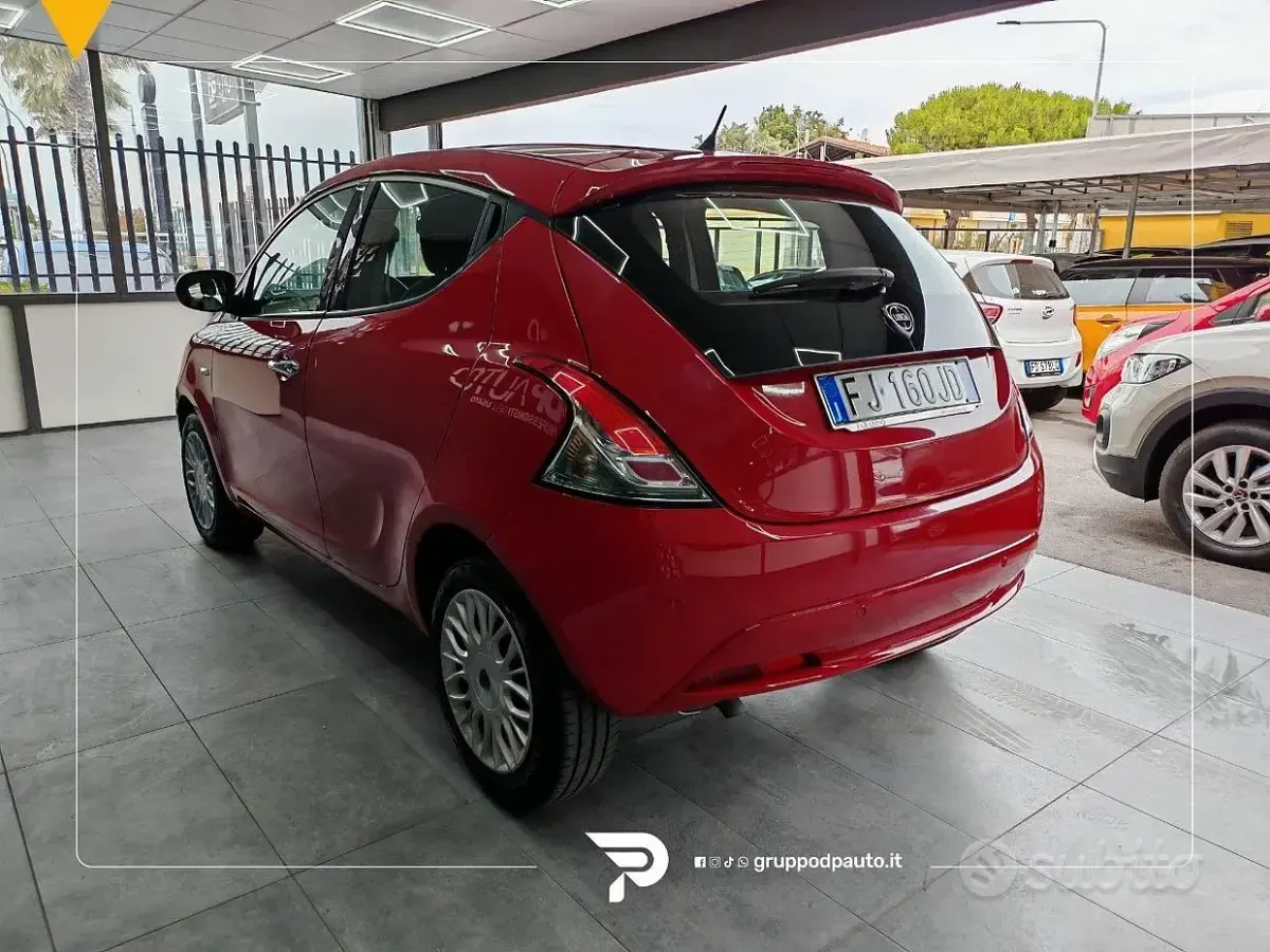 Usata Lancia Ypsilon Silver 95 CV (69 kW) 2017 Rosso Utilitaria