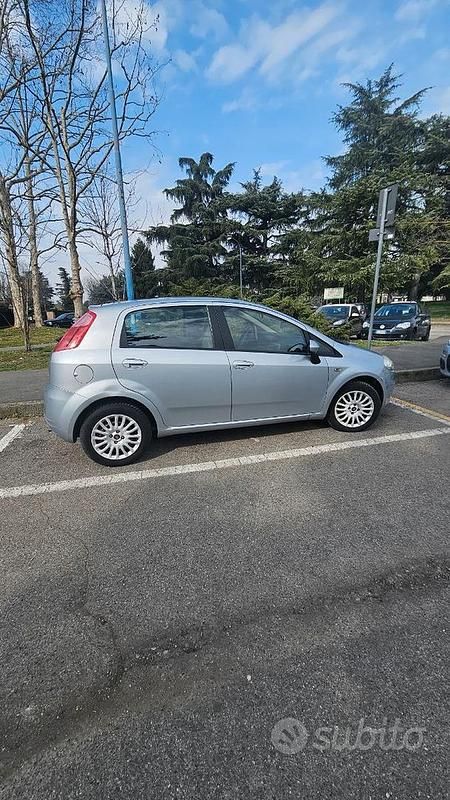 Usata Fiat Grande Punto Dynamic 77 CV (56 kW) 2005 Grigio Utilitaria