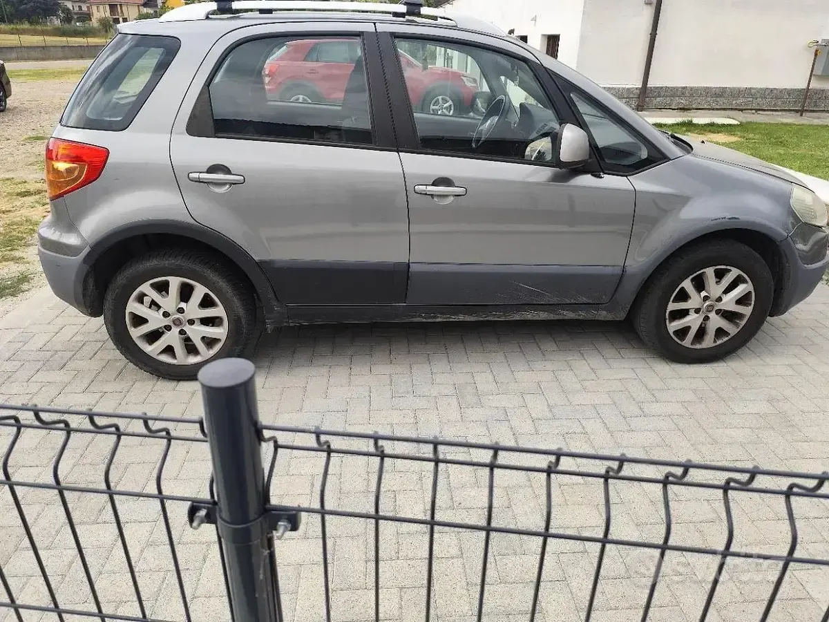 Usata Fiat Sedici 135 CV (99 kW) 2012 Grigio SUV