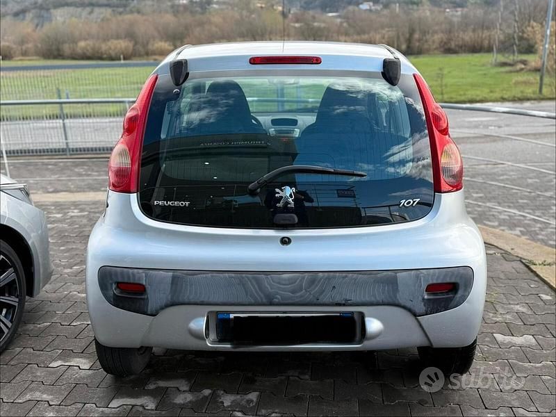 Usata Peugeot 107 68 CV (50 kW) 2010 Grigio Utilitaria