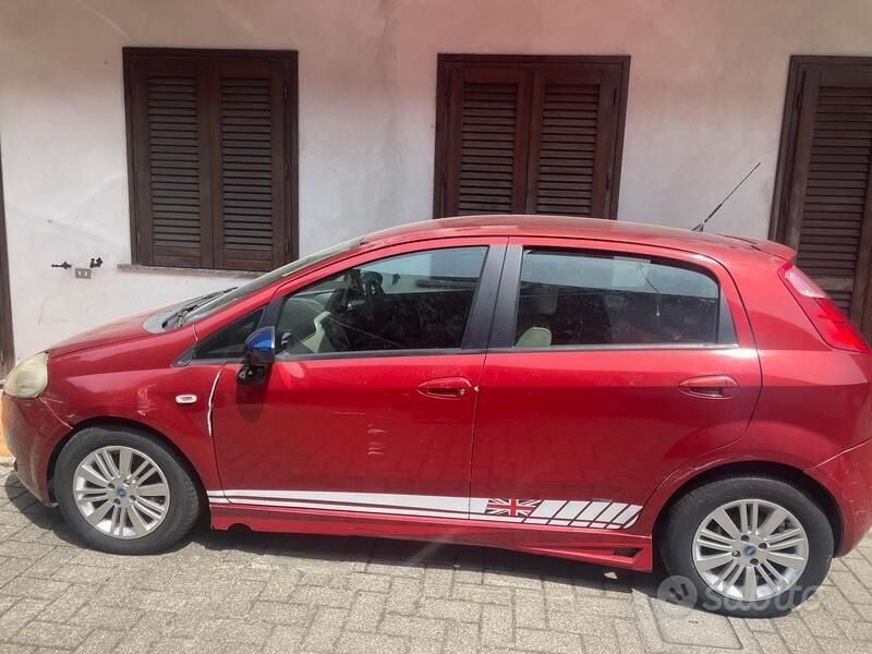 Rosso Usata 2006 Fiat Grande Punto Due volumi | 1600 € (Super prezzo) - Immagine 1/3
