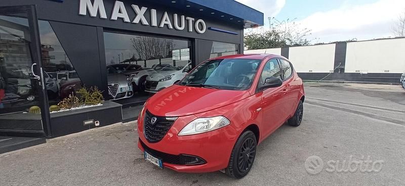 Usata Lancia Ypsilon 85 CV (62 kW) 2015 Rosso Utilitaria