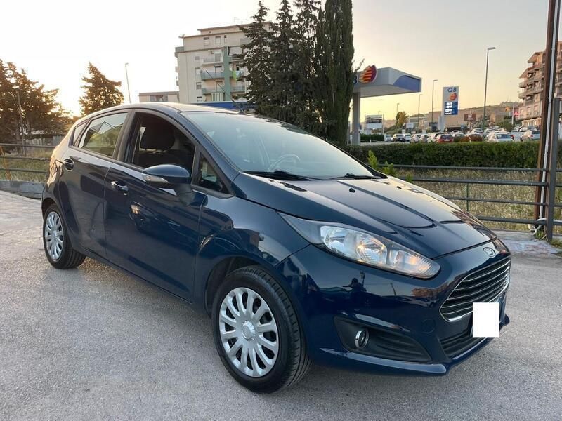 Blu Usata 2014 Ford Fiesta Titanium Due volumi | 6000 € (Buon prezzo) - Immagine 1/4