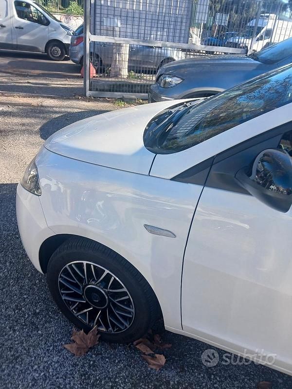 Usata Lancia Ypsilon Gold 69 CV (50 kW) 2019 Bianco Utilitaria