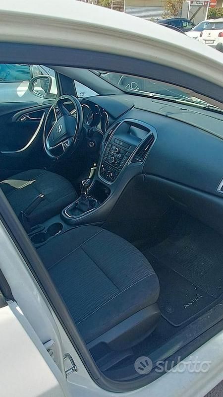 Usata Opel Astra 131 CV (96 kW) 2013 Bianco Berlina
