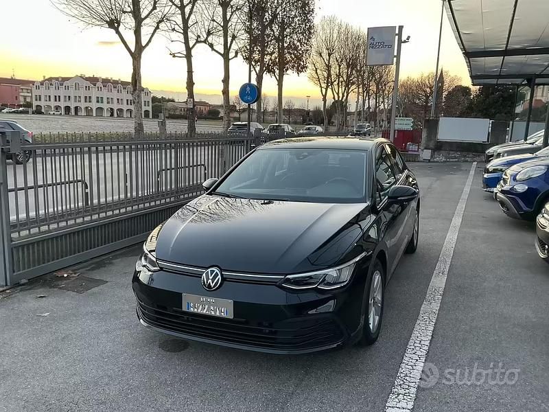 Usata VW Golf VIII Life 110 CV (80 kW) 2022 Nero Berlina