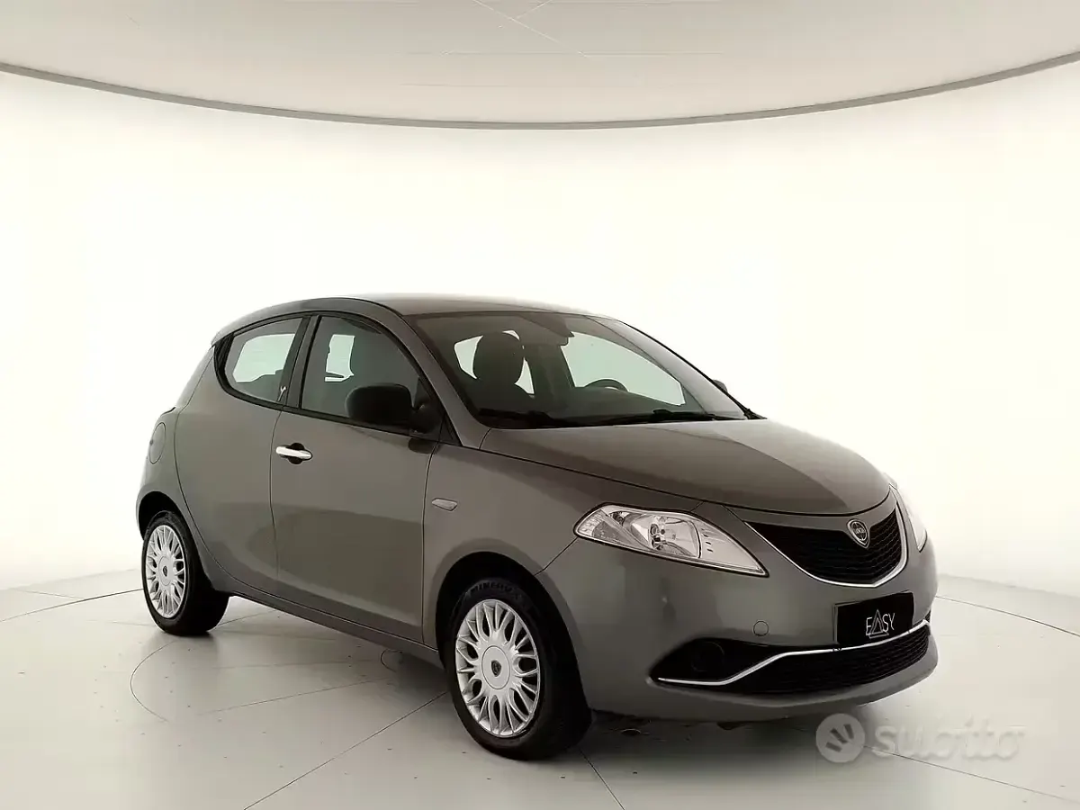 Usata Lancia Ypsilon Silver 69 CV (50 kW) 2016 Grigio Utilitaria