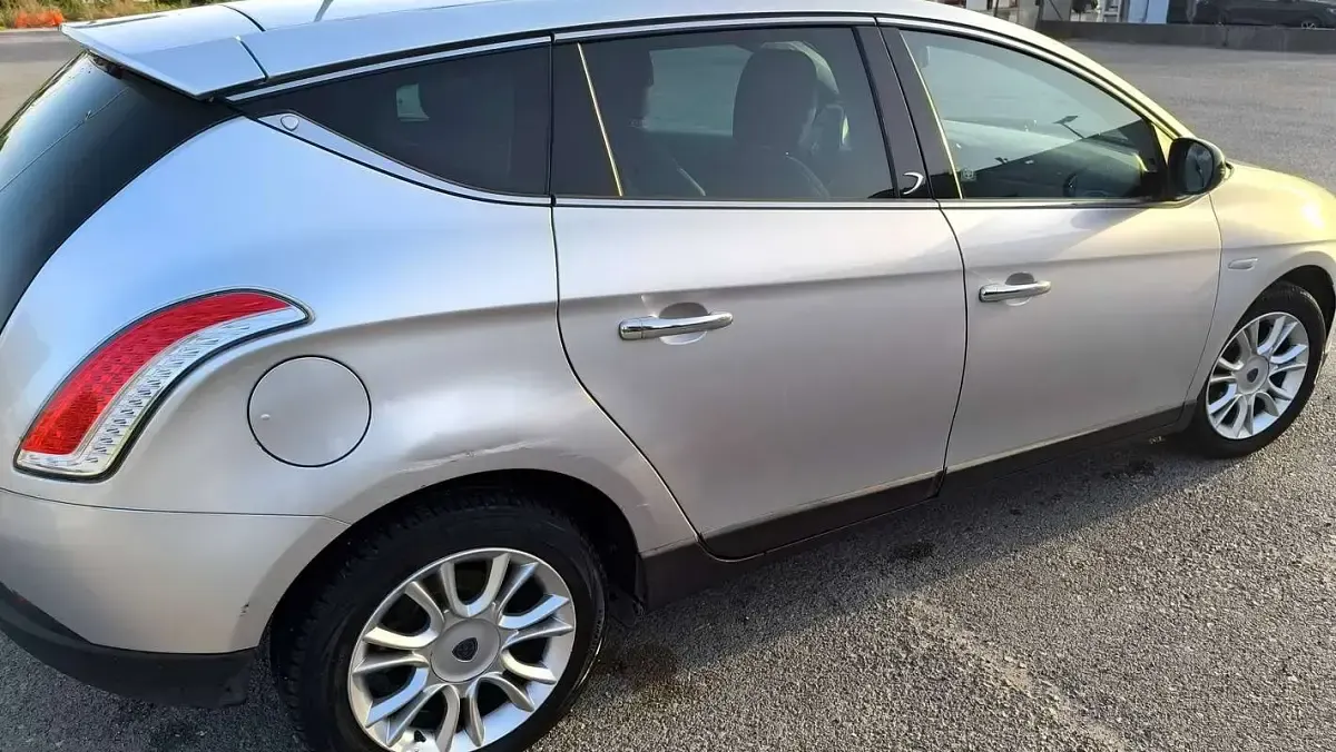 Usata Lancia Delta 120 CV (88 kW) 2011 Grigio Utilitaria