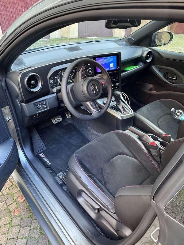 Usata Toyota Yaris 280 CV (205 kW) 2024 Grigio Berlina
