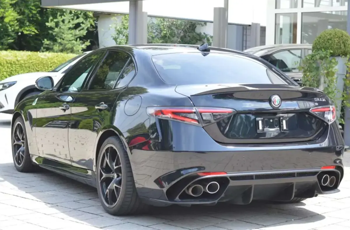 Usata Alfa Romeo Giulia Quadrifoglio 519 CV (381 kW) 2024 Nero Berlina