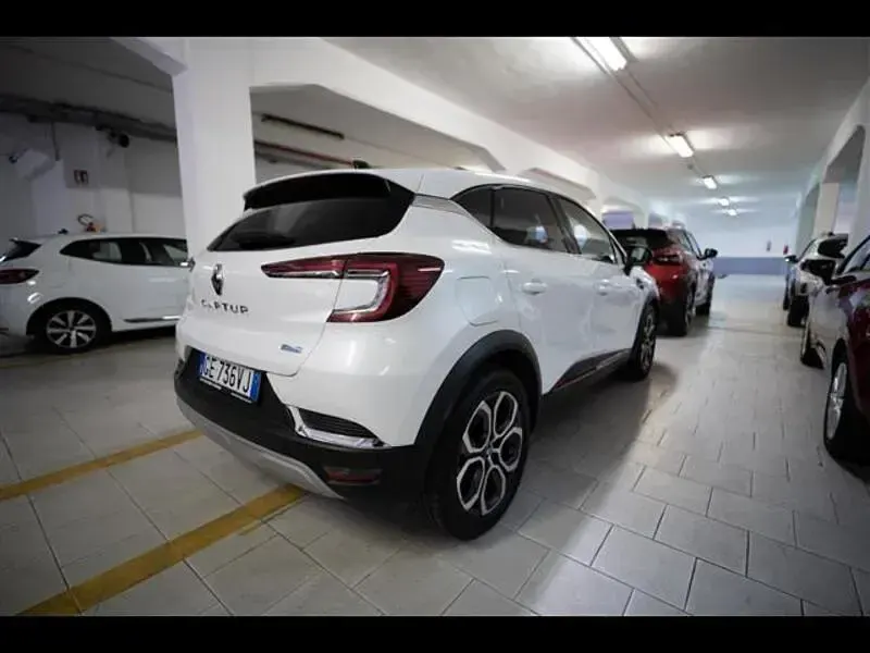 Usata Renault Captur Intens 160 CV (117 kW) 2021 Grigio chiaro SUV