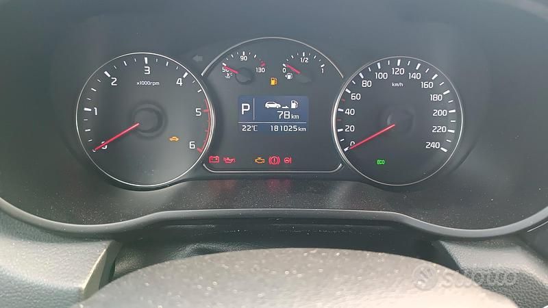 Usata Kia Carens 136 CV (100 kW) 2015 Marrone Monovolume