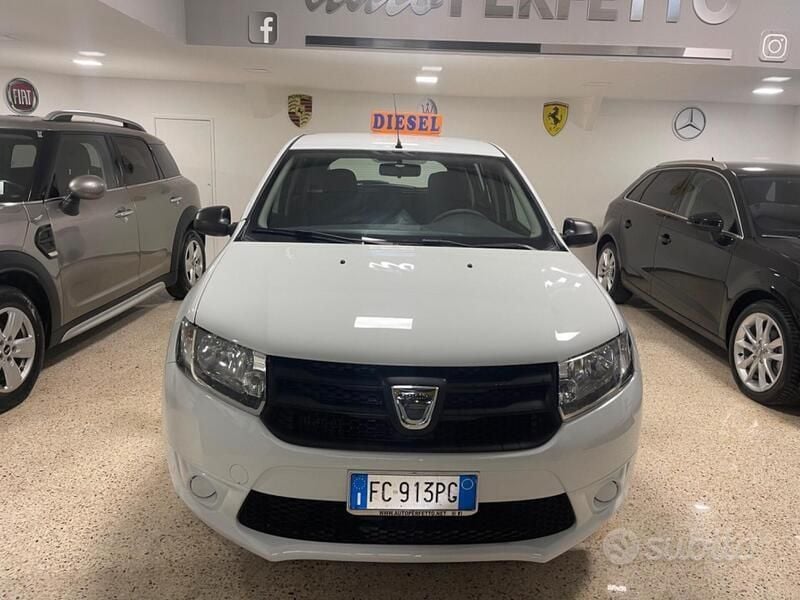 Bianco Usata 2016 Dacia Sandero Ambiance Due volumi | 6499 € (Buon prezzo) - Immagine 1/4