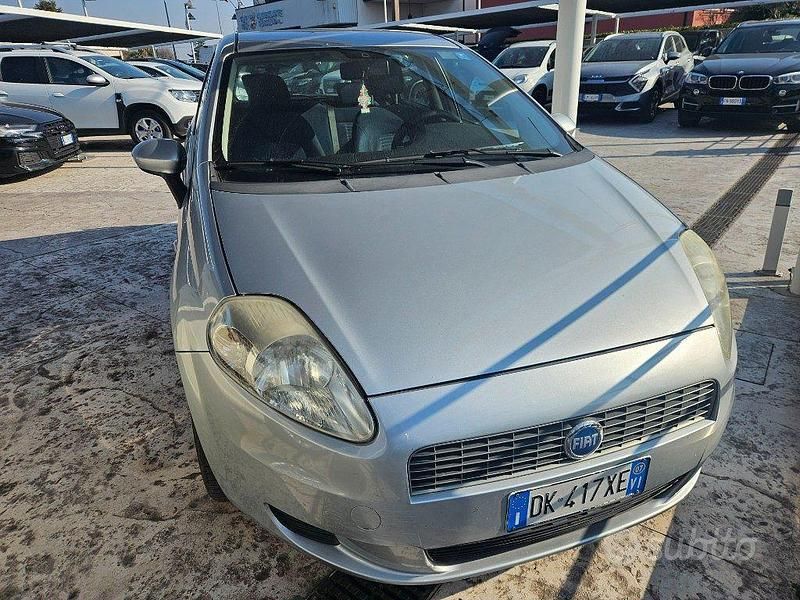 Usata Fiat Grande Punto Dynamic 65 CV (47 kW) 2007 Grigio metallizzato Utilitaria
