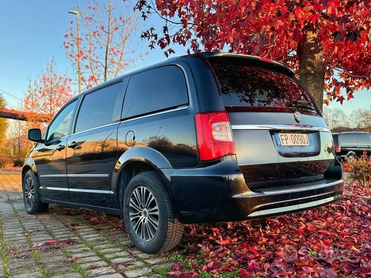 Usata Lancia Voyager Platinum 177 CV (130 kW) 2015 Nero Monovolume