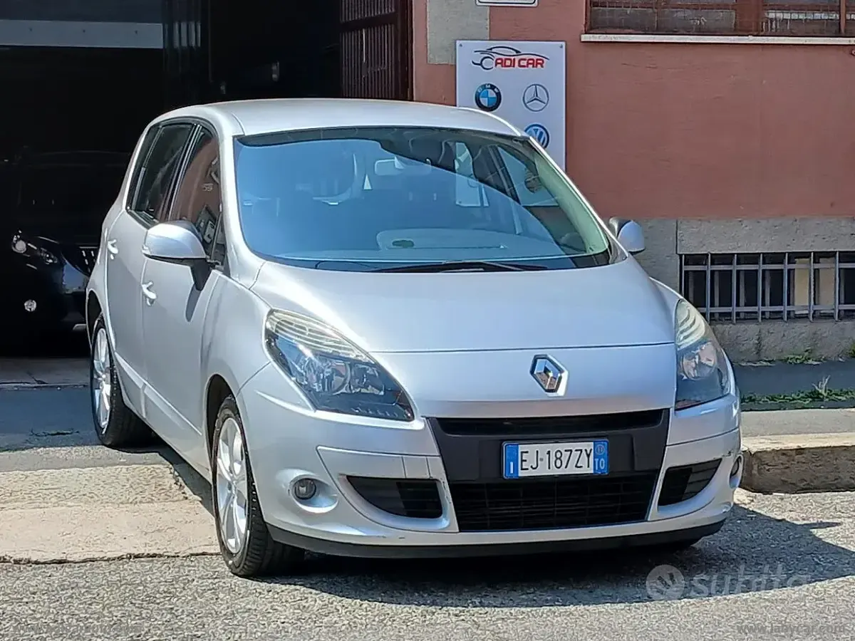Usata Renault Scénic 110 CV (80 kW) 2011 Grigio Monovolume