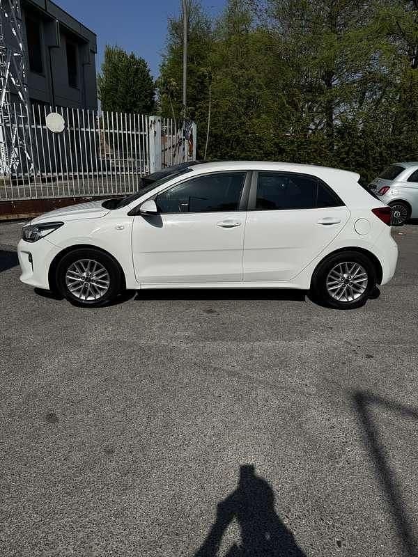 Usata Kia Rio 84 CV (61 kW) 2019 Bianco Berlina