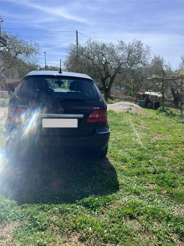 Usata Mercedes B180 109 CV (80 kW) 2010 Nero Monovolume