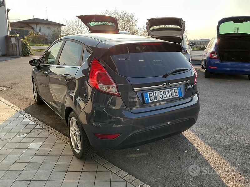 Usata Ford Fiesta Titanium 75 CV (55 kW) 2014 Grigio Utilitaria