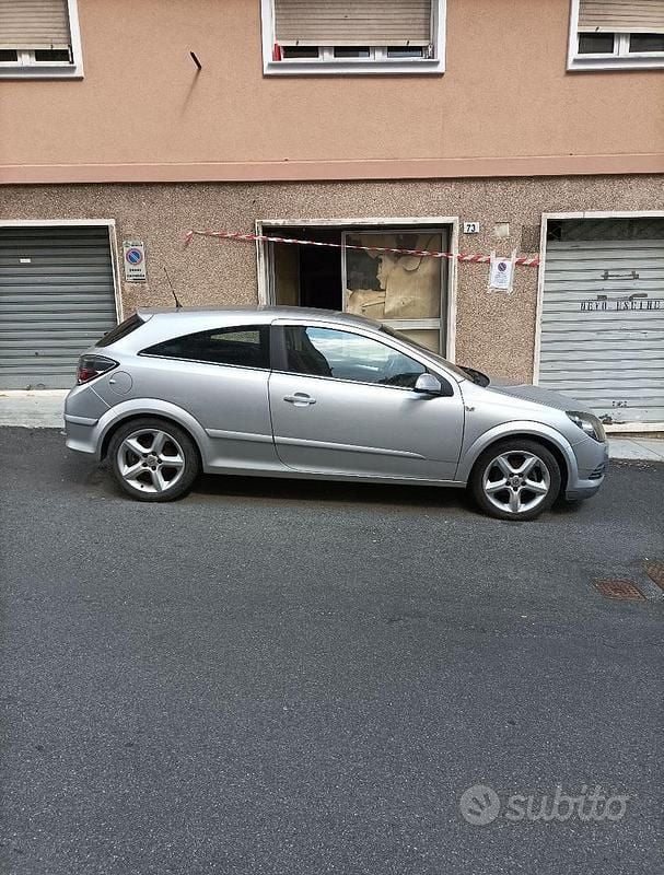 Grigio Usata 2007 Opel Astra GTC Coupé | 3900 € (Molto cara) - Immagine 1/4