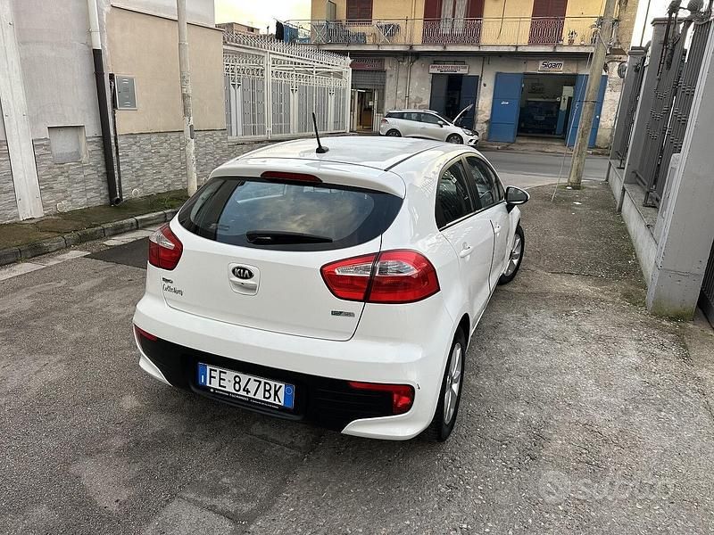 Usata Kia Rio Active 83 CV (61 kW) 2016 Bianco Utilitaria