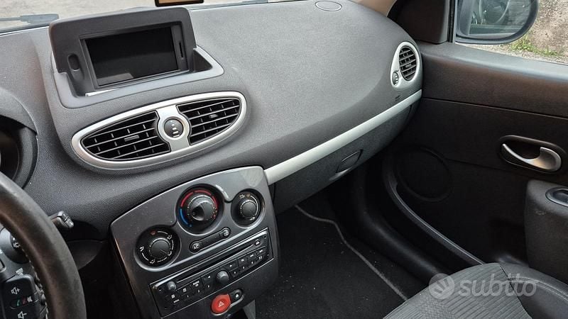 Begagnad Renault Clio IV 90 HK (66 kW) 2012 Svart Sedan