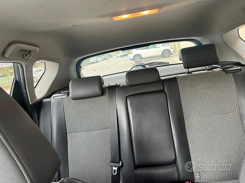 Nero Usata 2015 Toyota Auris Tre volumi | 10.000 € (Buon prezzo) - Immagine 1/4