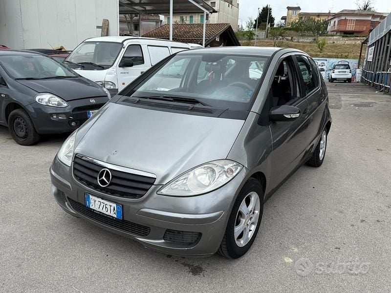 Grigio Usata 2004 Mercedes A180 Elegance Tre volumi | 800 € (Super prezzo) - Immagine 1/4