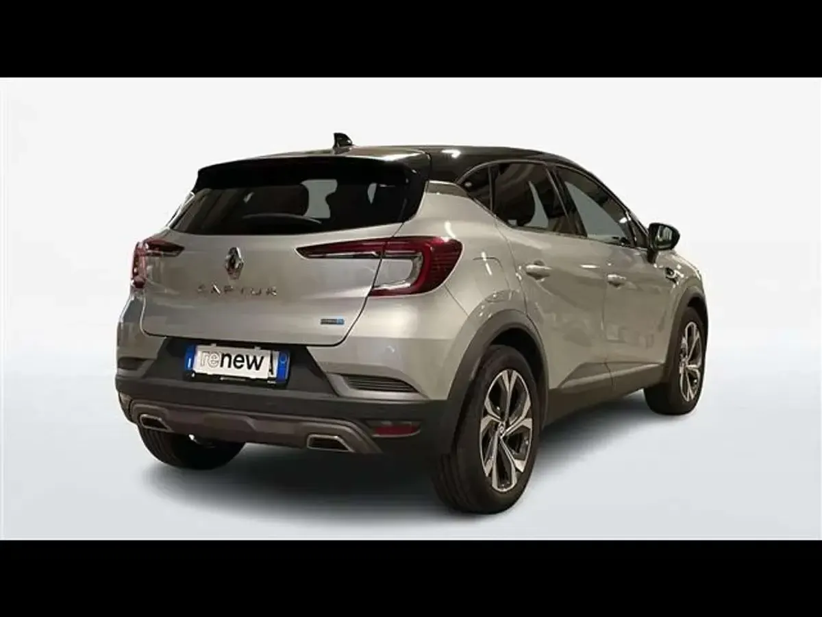 Usata Renault Captur RS Line 145 CV (106 kW) 2022 Grigio chiaro SUV