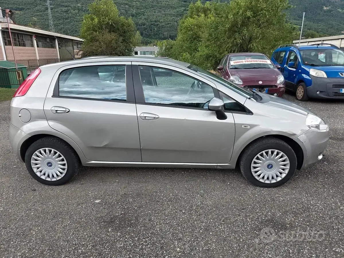 Usata Fiat Grande Punto Dynamic 77 CV (56 kW) 2009 Grigio Utilitaria
