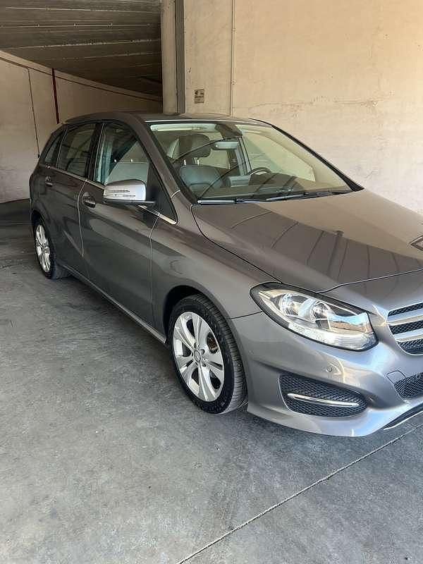 Usata Mercedes B180 109 CV (80 kW) 2016 Grigio Monovolume