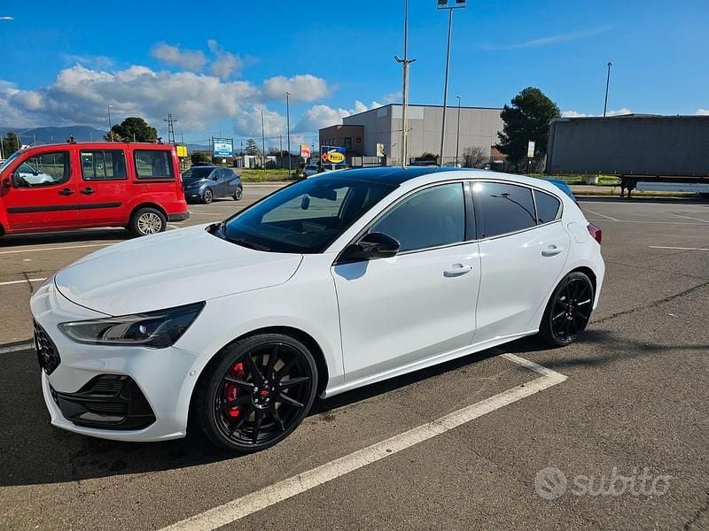 Bianco Usata 2024 Ford Focus ST Tre volumi | 29.500 € (Buon prezzo) - Immagine 1/4