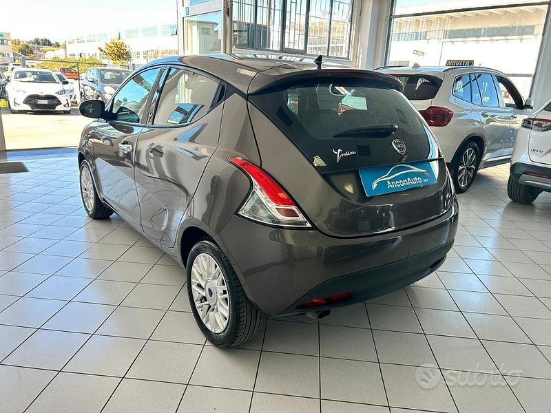 Usado Lancia Ypsilon 69 HP (50 kW) 2014 Cinzento Citadino