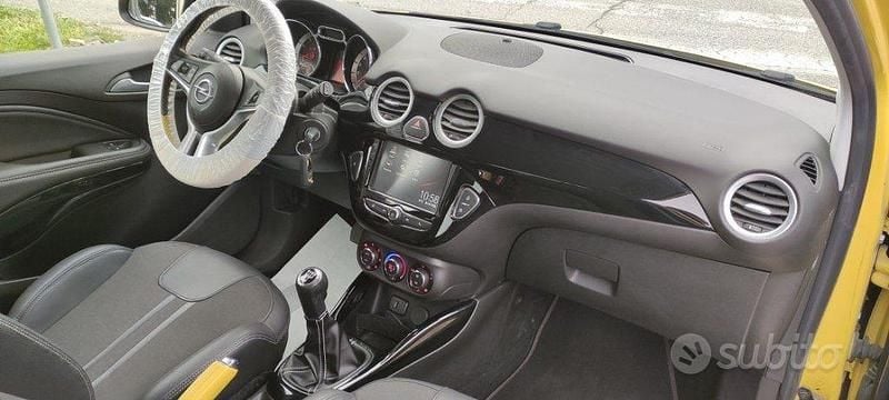 Usata Opel Adam Glam 70 CV (51 kW) 2017 Giallo pastello Utilitaria