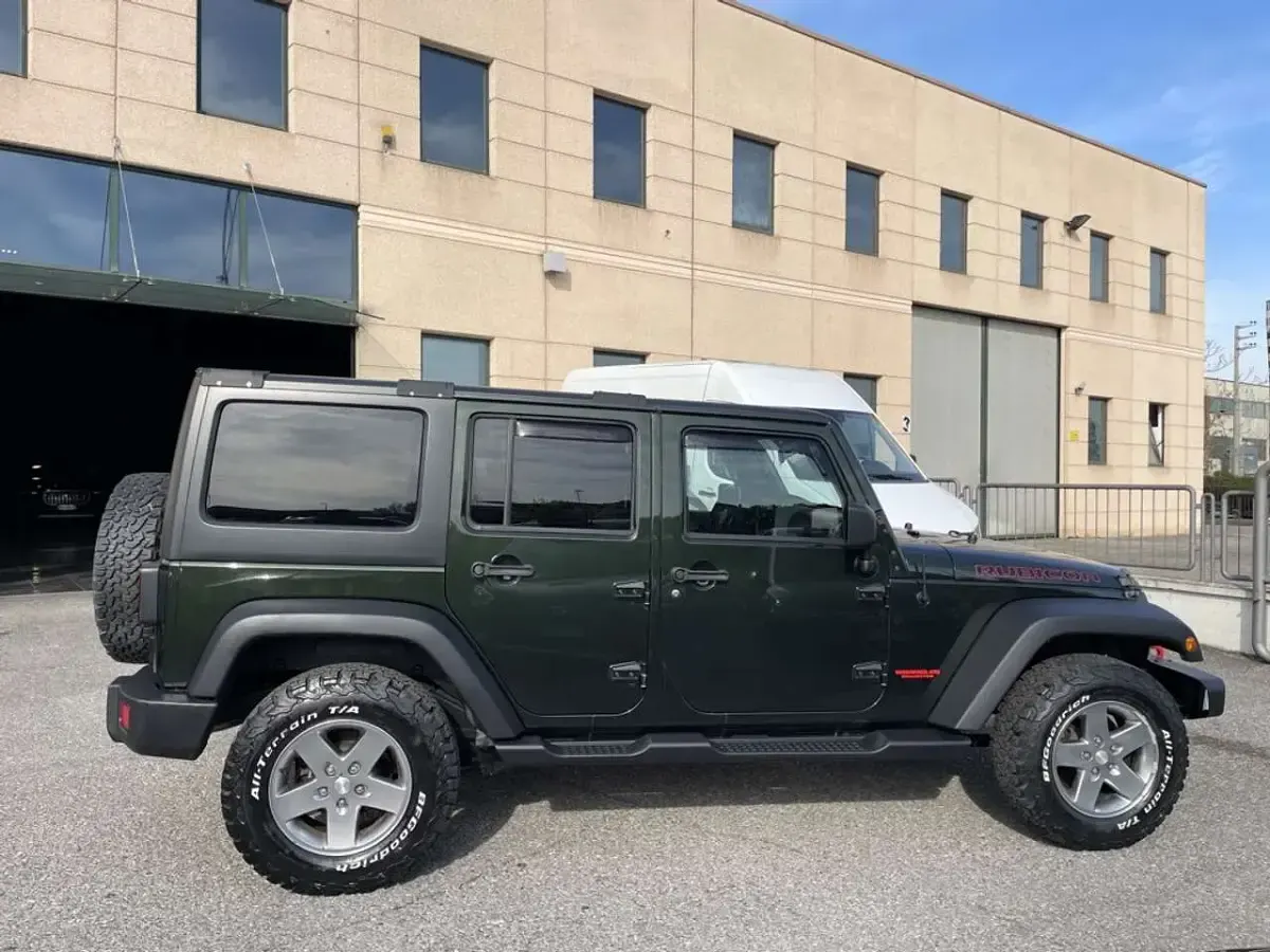 Usata Jeep Wrangler Unlimited Rubicon 200 CV (147 kW) 2011 Verde SUV