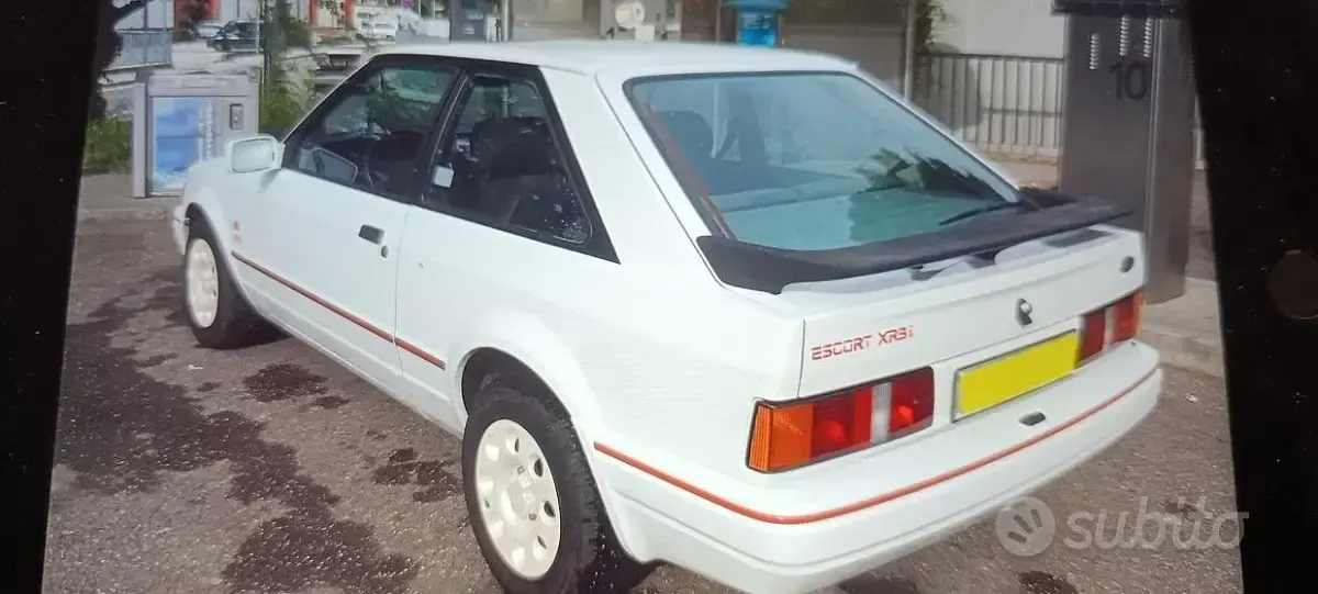 Usata Ford Escort 102 CV (75 kW) 1988 Bianco Berlina