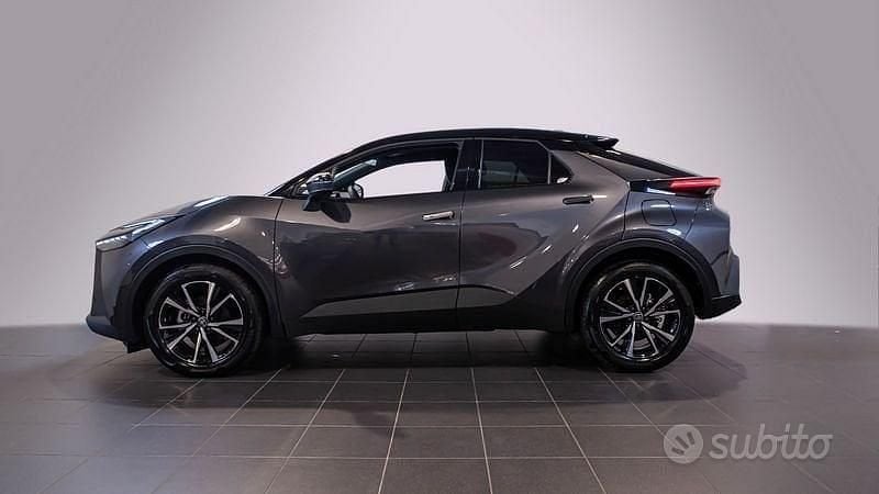 Usata Toyota C-HR Trend 197 CV (144 kW) 2024 Grigio scuro SUV