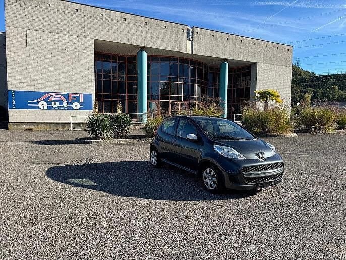 Usata Peugeot 107 Access 68 CV (50 kW) 2011 Nero Utilitaria