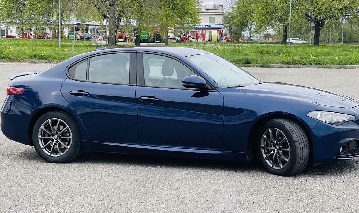 Usata Alfa Romeo Giulia Super 150 CV (110 kW) 2017 Blu/azzurro Berlina