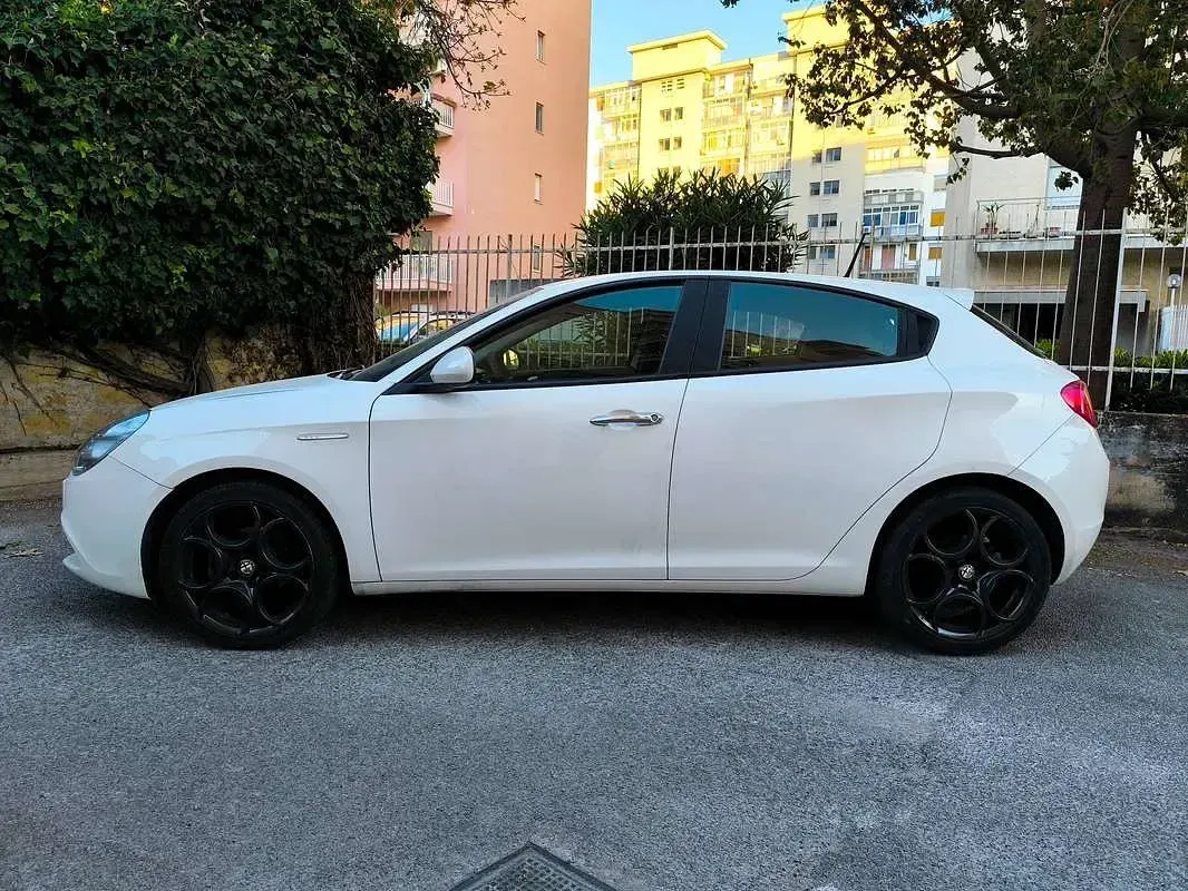 Usata Alfa Romeo Giulietta Progression 120 CV (88 kW) 2015 Bianco Utilitaria