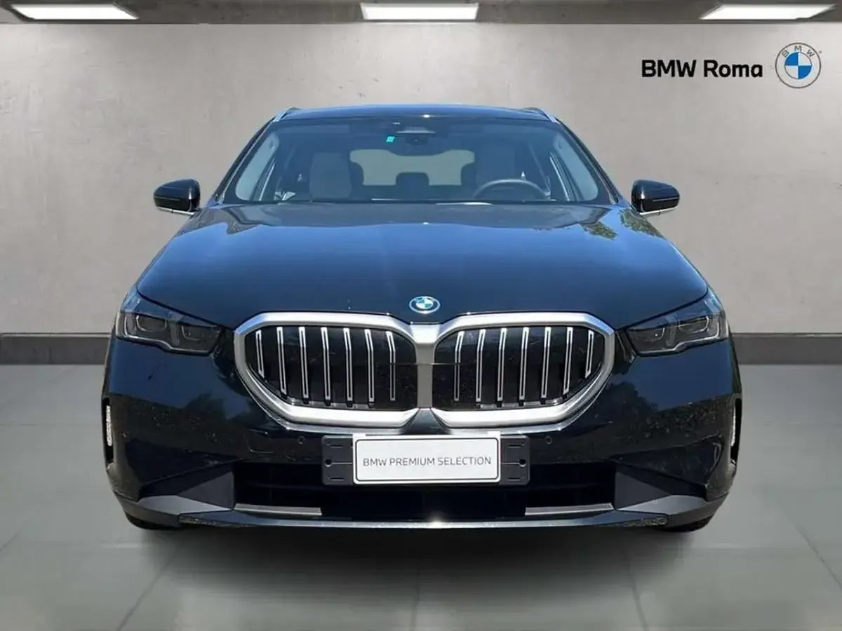 Usata BMW 530e Comfort Edition 299 CV (219 kW) 2024 Black sapphire metallic Station wagon