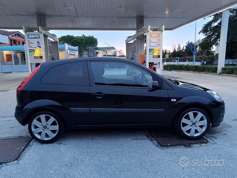 Usata Ford Fiesta 49 CV (36 kW) 2006 Nero Utilitaria