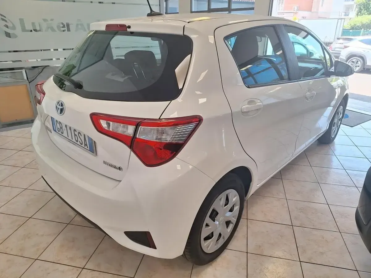 Usata Toyota Yaris Hybrid Business Edition 73 CV (53 kW) 2020 Bianco Berlina
