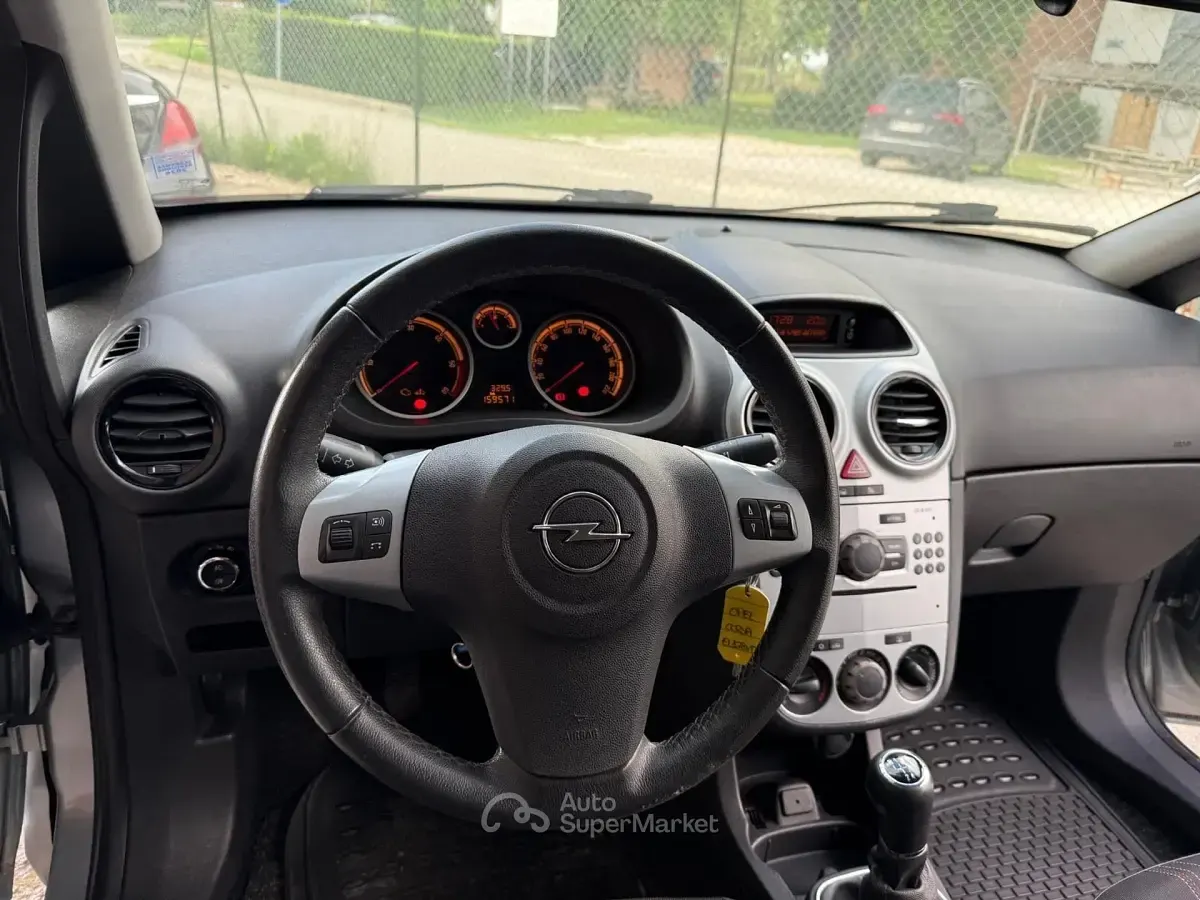 Usata Opel Corsa 75 CV (55 kW) 2012 Gray Utilitaria