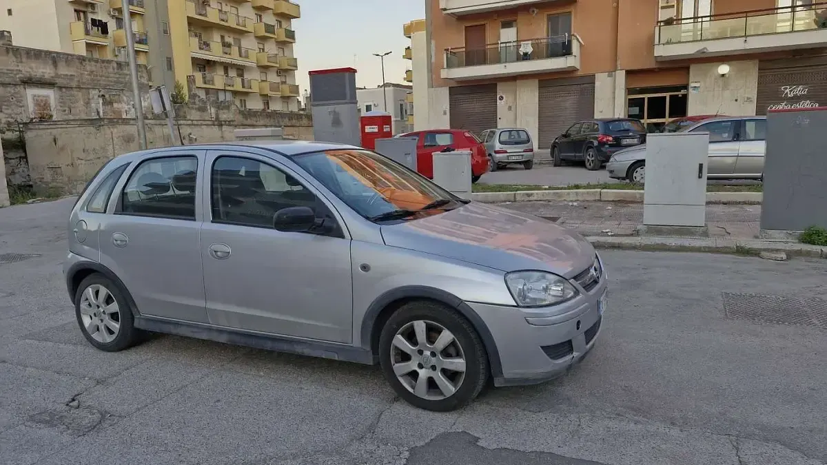 Usata Opel Corsa Cosmo 69 CV (50 kW) 2006 Utilitaria