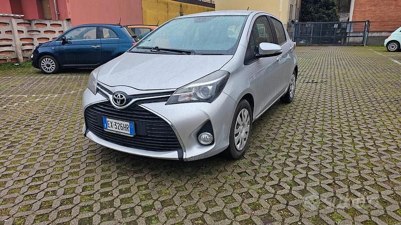 Usata Toyota Yaris Lounge 69 CV (50 kW) 2014 Grigio Utilitaria