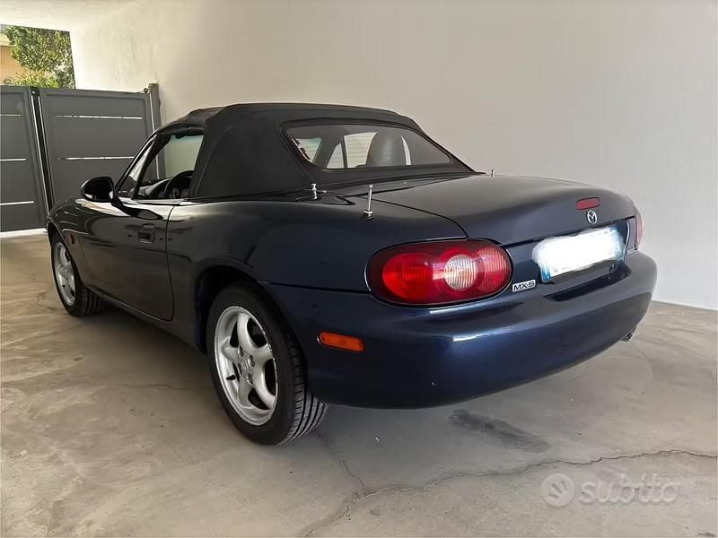 Usata Mazda MX5 116 CV (85 kW) 2003 Blu Cabrio